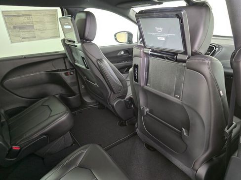 New 2026 Chrysler Pacifica Select FWD image 28