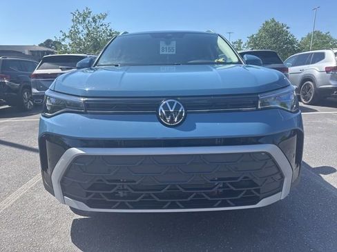 Used 2025 Volkswagen Taos SE FWD image 2