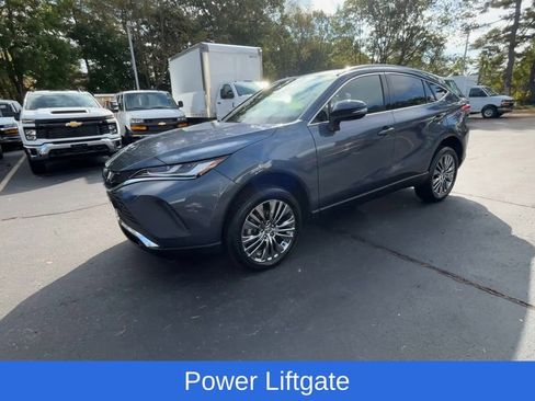 Used 2024 Toyota Venza XLE image 9