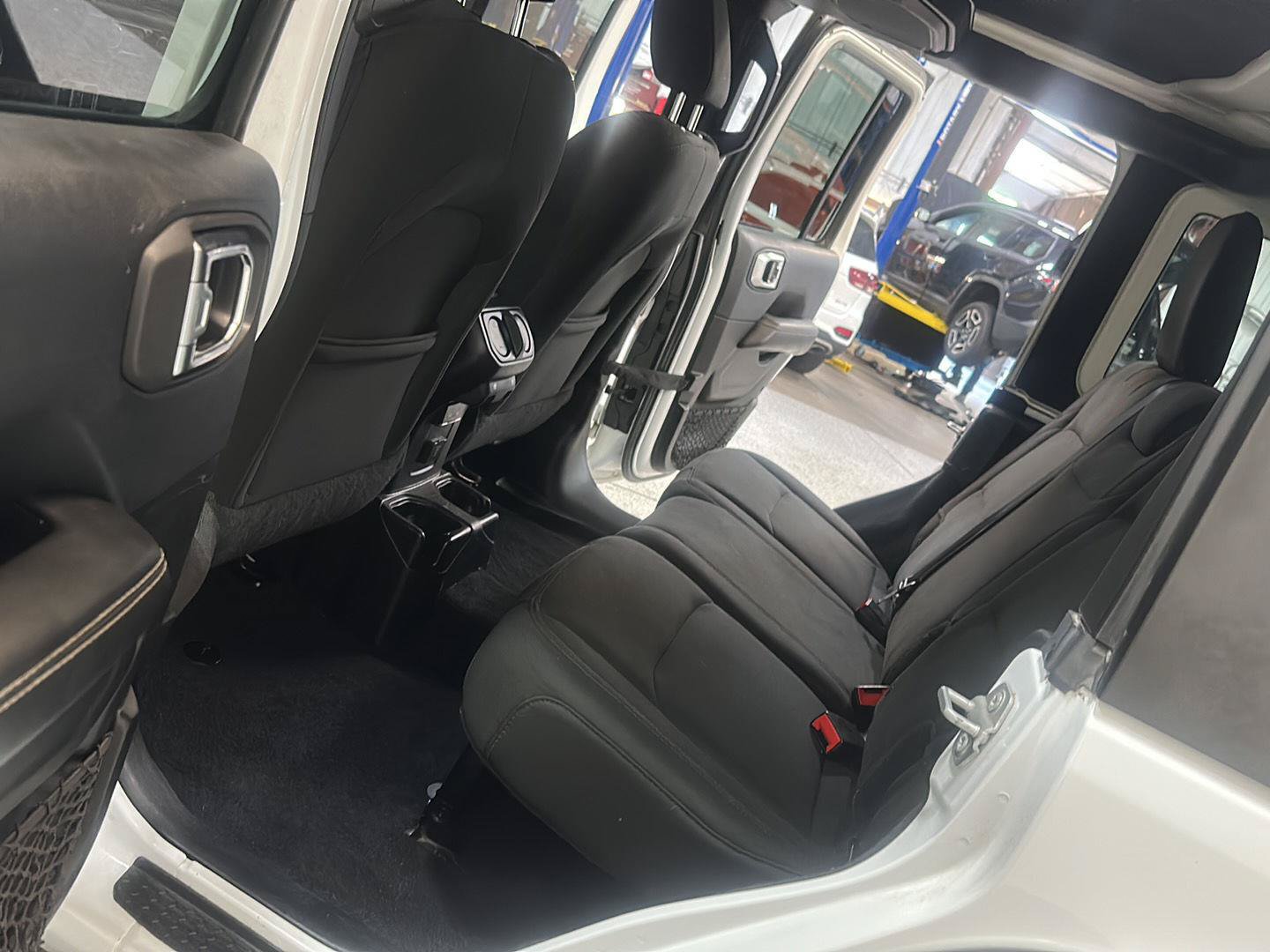 Used 2018 Jeep Wrangler Unlimited Sahara w/ Cold Weather Group AWD/4WD image 28
