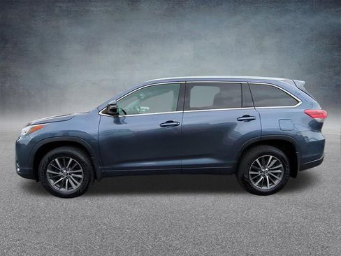 Used 2018 Toyota Highlander XLE AWD/4WD image 6