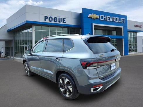 Used 2025 Volkswagen Taos SE AWD/4WD image 3
