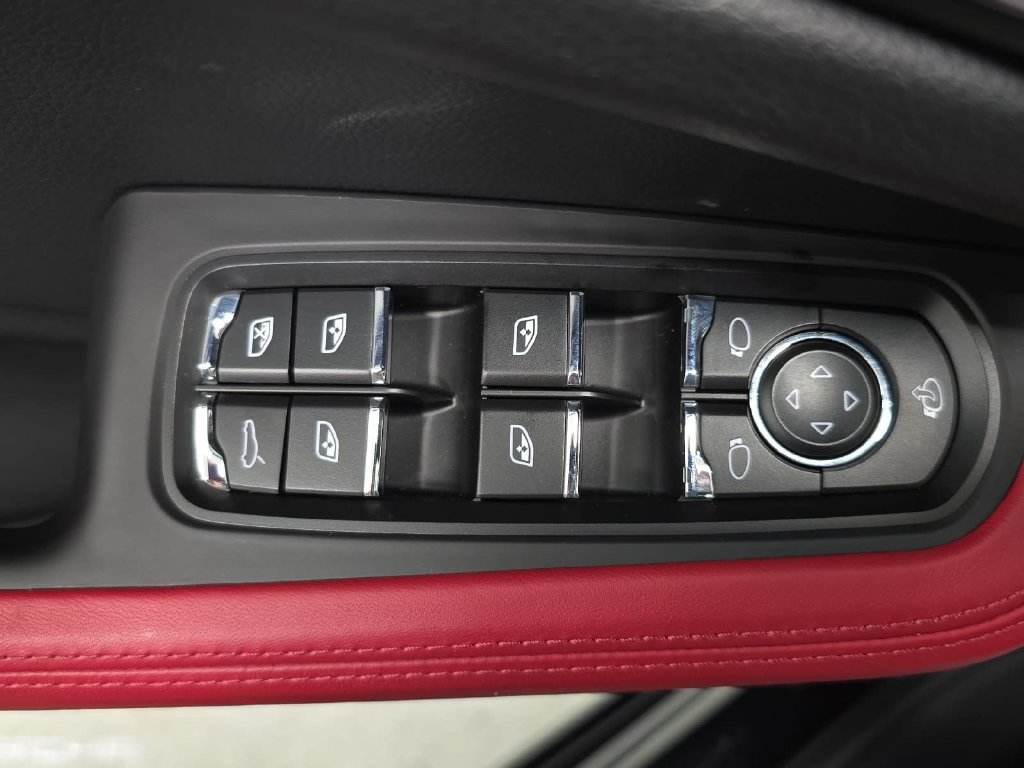 Certified 2025 Porsche Macan S AWD/4WD image 24