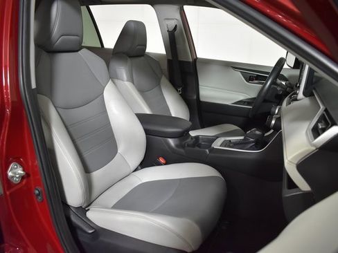 Used 2019 Toyota RAV4 XLE Premium image 32