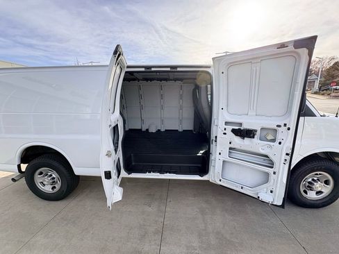 Used 2021 Chevrolet Express 2500 Extended w/ Driver Convenience Package image 21