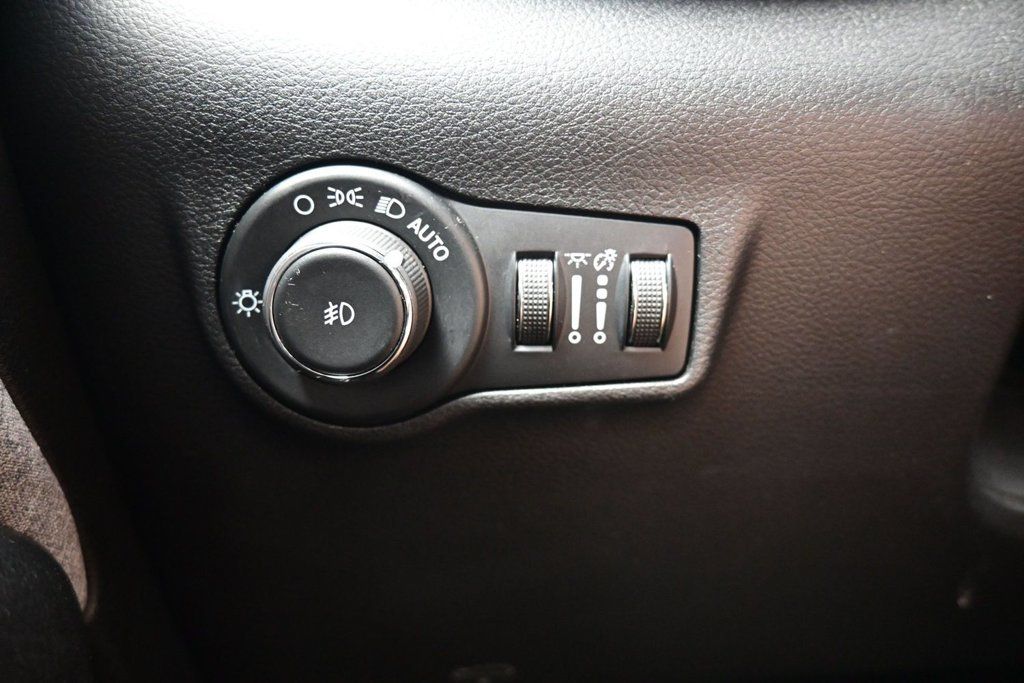 Used 2024 Jeep Compass Latitude AWD/4WD image 16