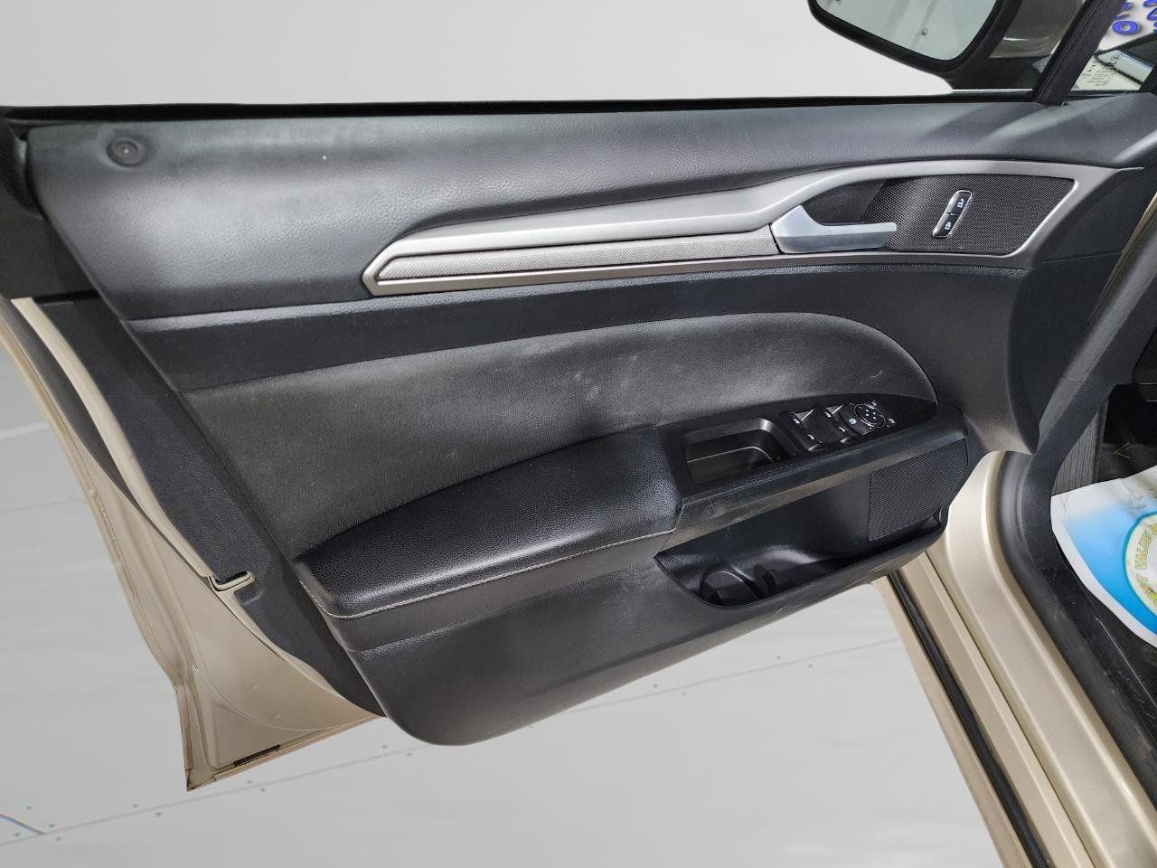 Used 2017 Ford Fusion SE w/ Fusion SE Technology Package FWD image 8