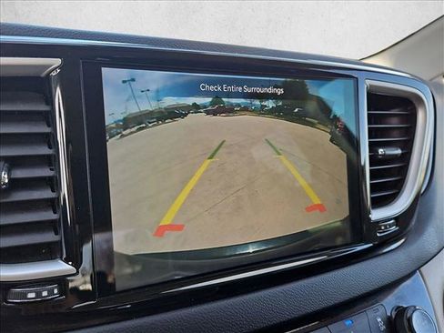 Used 2022 Chrysler Pacifica Touring-L FWD image 14