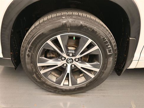Used 2016 Toyota Highlander XLE AWD/4WD image 17