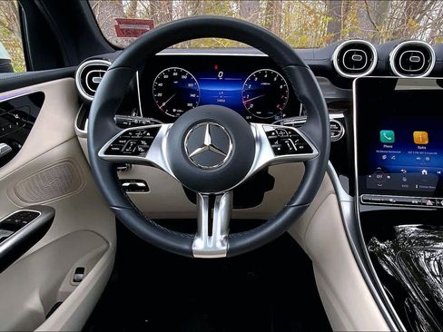 Used 2025 Mercedes-Benz GLC 300 4MATIC image 6