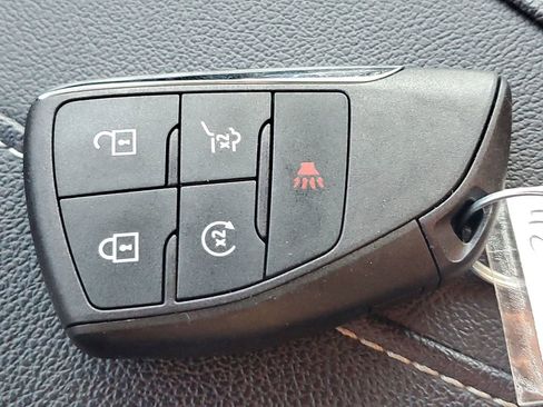 Used 2025 Chevrolet Traverse LT image 39