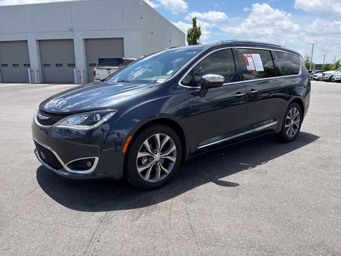 Used 2020 Chrysler Pacifica Limited w/ Tire & Wheel Group FWD image 5