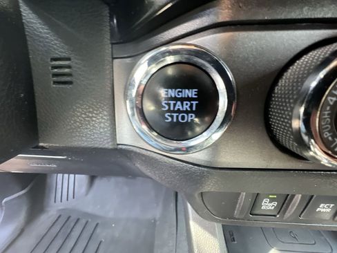 Used 2016 Toyota Tacoma TRD Off-Road image 17