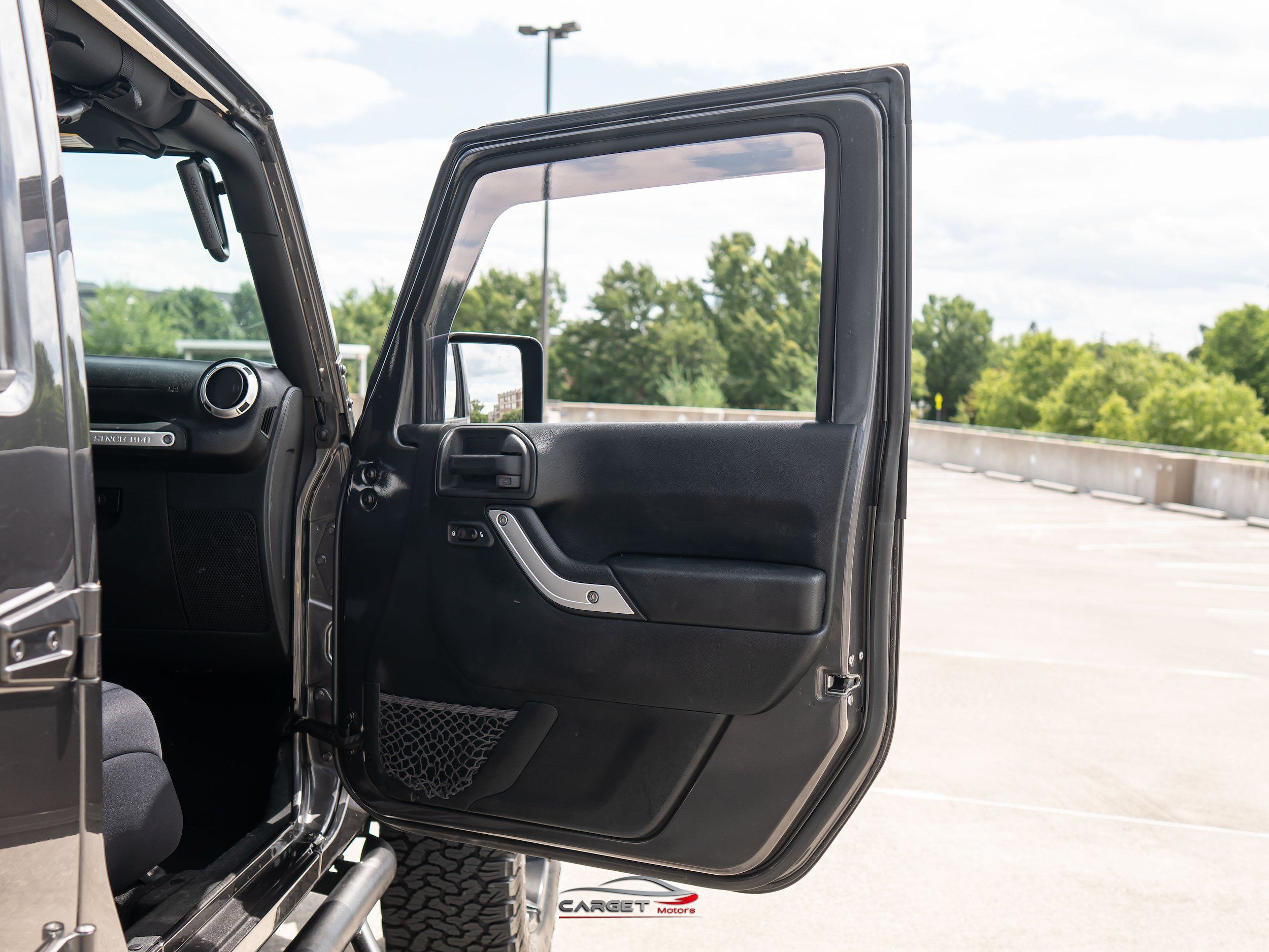 Used 2017 Jeep Wrangler Unlimited Sahara w/ Connectivity Group AWD/4WD image 35