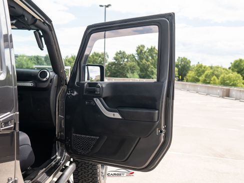 Used 2017 Jeep Wrangler Unlimited Sahara w/ Connectivity Group AWD/4WD image 35