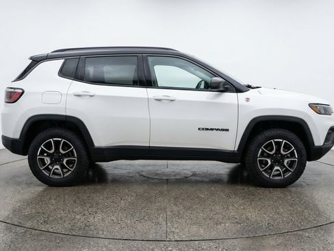 Used 2025 Jeep Compass Trailhawk AWD/4WD image 11