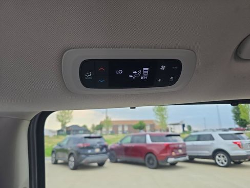Used 2023 Chrysler Pacifica Touring-L FWD image 15