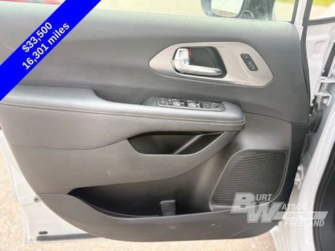 Used 2026 Chrysler Pacifica Select FWD image 13