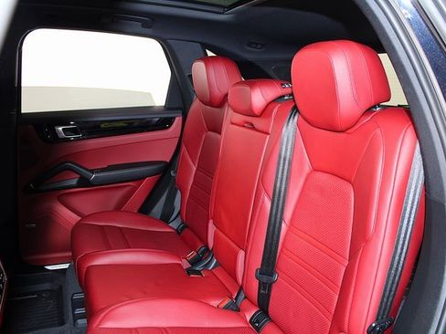 Used 2020 Porsche Cayenne image 24