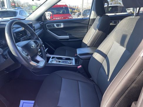 Used 2023 Ford Explorer XLT image 3