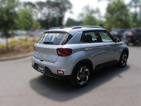 Used 2025 Hyundai Venue SEL FWD image 8