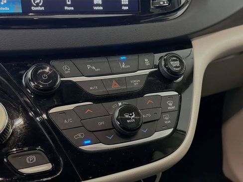Used 2023 Chrysler Pacifica Touring-L FWD image 18