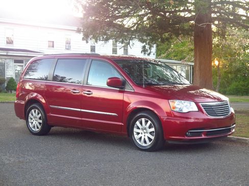 Used 2016 Chrysler Town & Country Touring w/ Driver Convenience Group FWD image 6