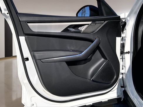 Used 2024 Jaguar F-PACE R-Dynamic S image 18