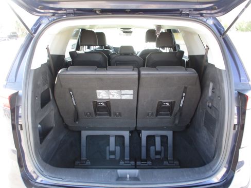 Used 2024 Kia Carnival LX image 12