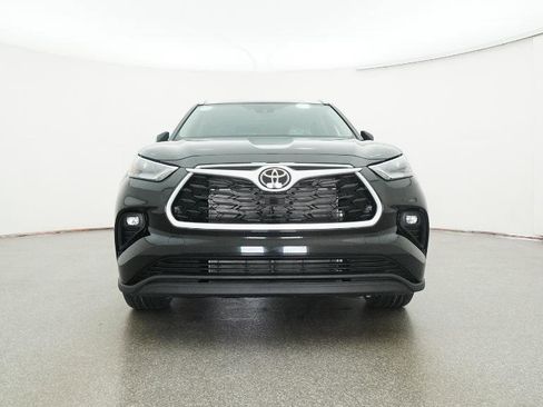 New 2026 Toyota Highlander XLE image 2