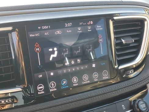 Used 2019 Chrysler Pacifica Limited image 21