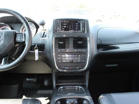 Used 2016 Dodge Grand Caravan SXT FWD image 11