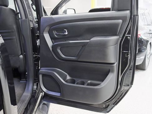 Used 2018 Nissan Titan SV w/ SV Convenience Package image 30