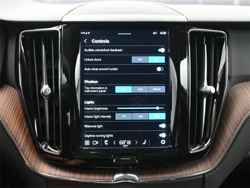 Used 2023 Volvo XC60 B5 Plus w/ Climate Package image 18