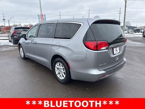 Used 2017 Chrysler Pacifica Touring image 5