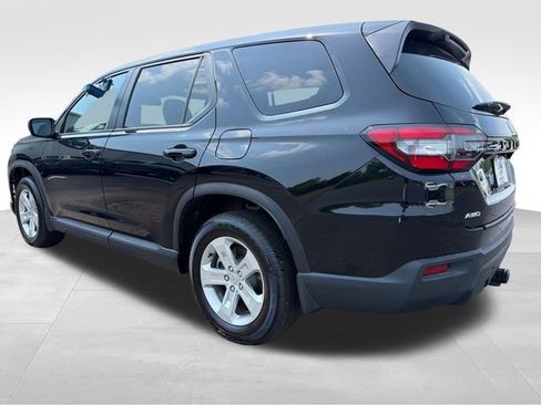 Used 2024 Honda Pilot LX image 3