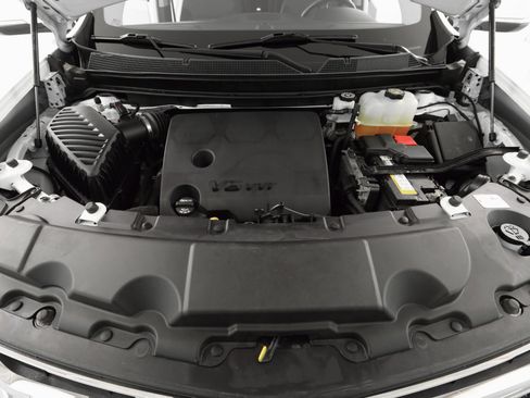 Used 2021 Chevrolet Traverse LT image 40