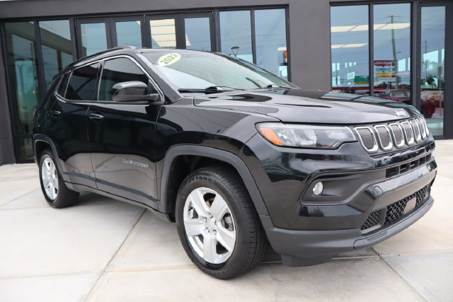 Used 2022 Jeep Compass Latitude FWD image 1