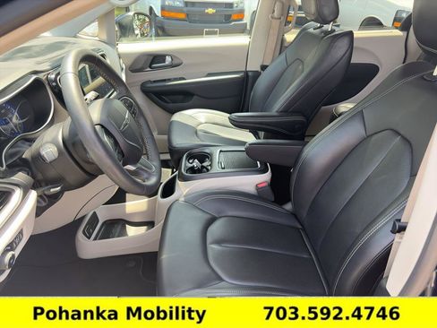 Used 2023 Chrysler Pacifica Touring-L FWD image 22