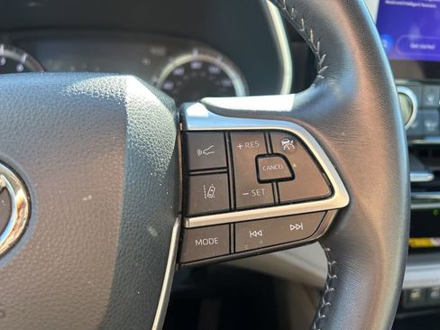 Used 2023 Toyota Highlander XLE image 26