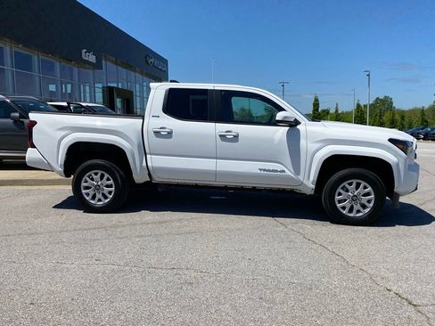 Used 2024 Toyota Tacoma SR5 RWD image 9