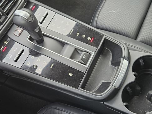 Certified 2025 Porsche Macan image 17