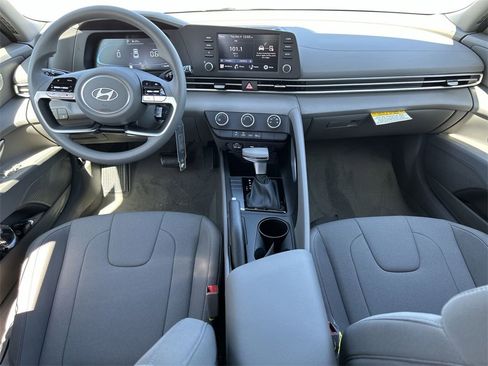 New 2025 Hyundai Elantra SE image 3