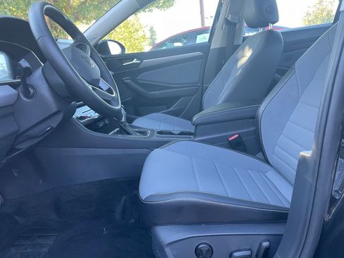 Used 2025 Volkswagen Jetta SE image 21