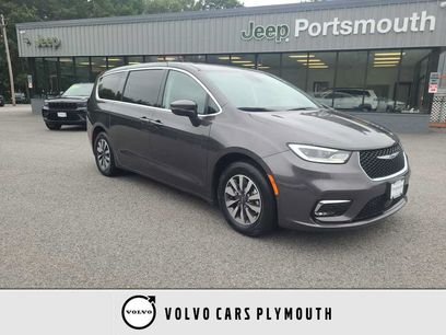 Used 2023 Chrysler Pacifica Touring-L w/ Uconnect Theater Family Group