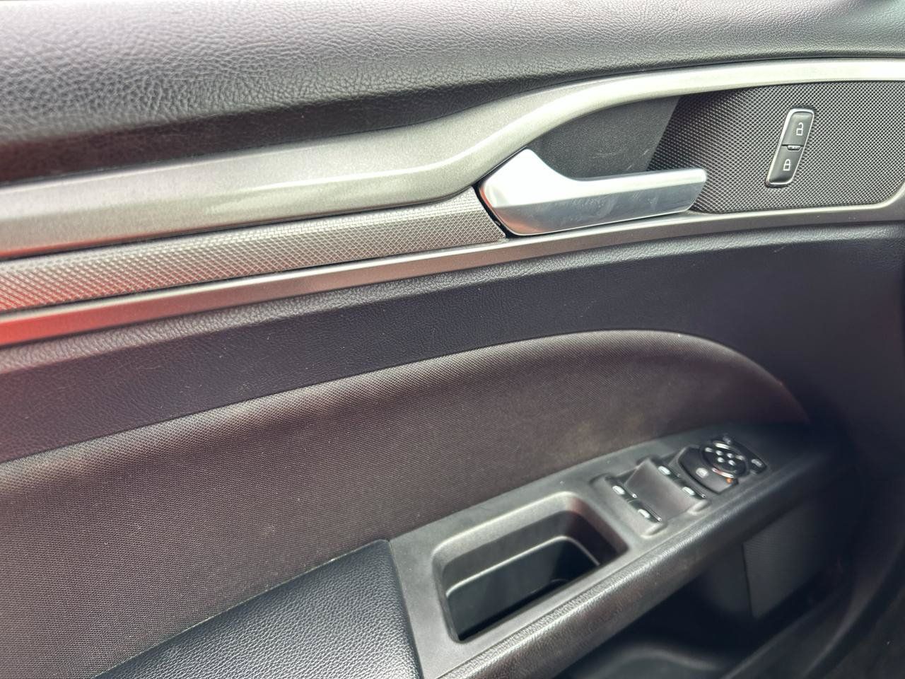 Used 2020 Ford Fusion SE FWD image 28
