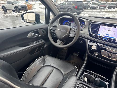 Used 2024 Chrysler Pacifica Limited w/ S Appearance Package image 9