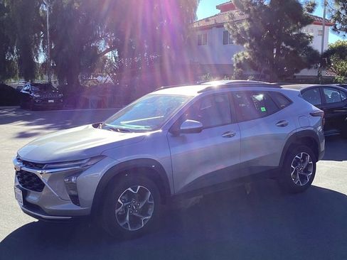 Used 2025 Chevrolet Trax LT w/ LT Convenience Package image 1