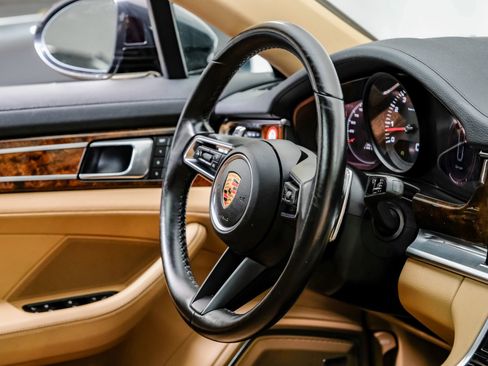 Used 2023 Porsche Panamera 4 Platinum Edition image 18