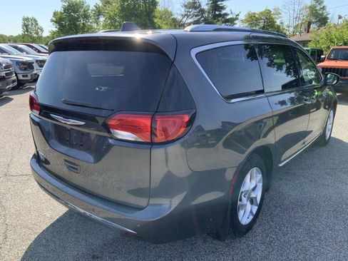 Used 2018 Chrysler Pacifica Touring-L Plus w/ Tire & Wheel Group FWD image 8